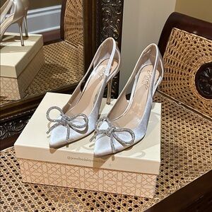 Elegant Silver Bow Heels Badgley Mischka Champagne Satin Heels